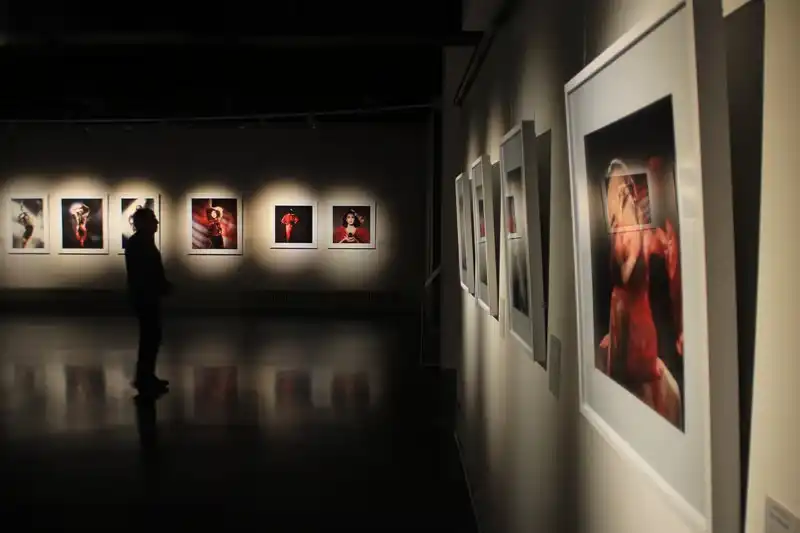 Which famous museums host leading modern art exhibits worldwide?