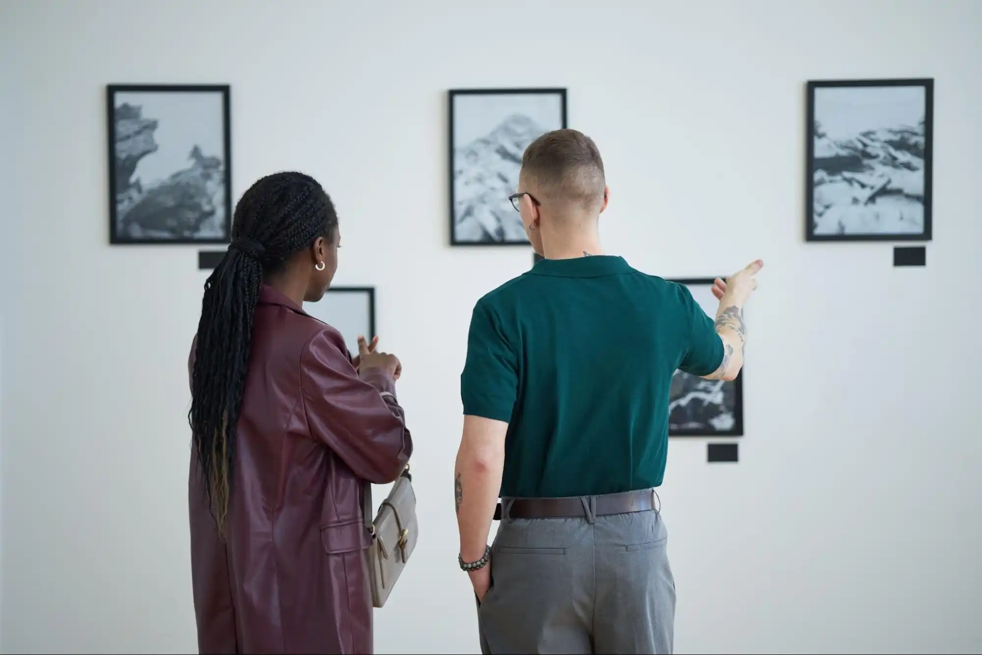 modern art exhibits vs contemporary exhibitions