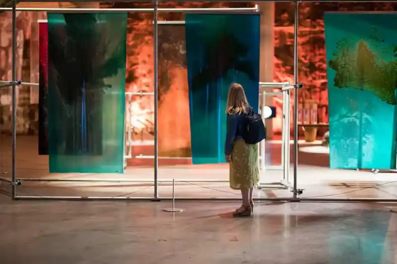 What are the latest trends in modern art exhibition design?